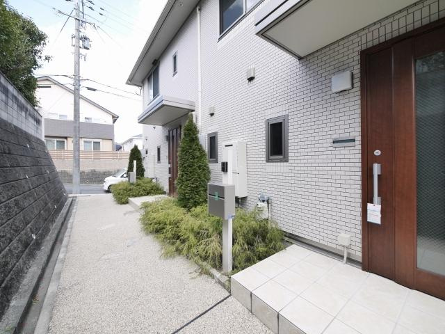 メゾン　アイリスのその他共用部分|ゆとりのある玄関回りです