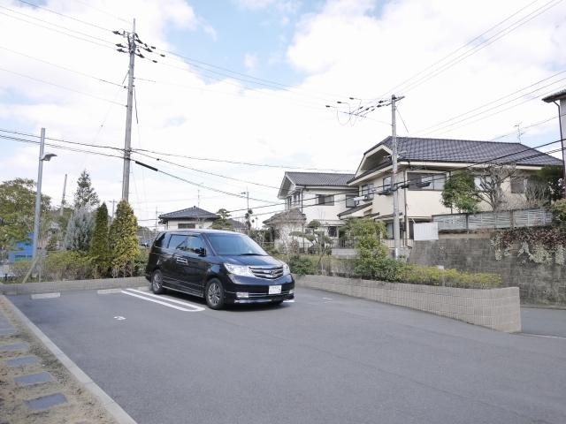 メゾン　アイリスの駐車場|車をお持ちの方に嬉しい駐車場付きの物件です