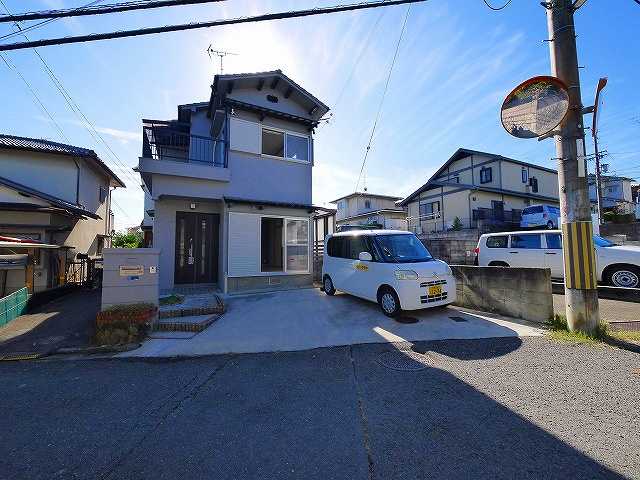 六条西3丁目貸家の駐車場