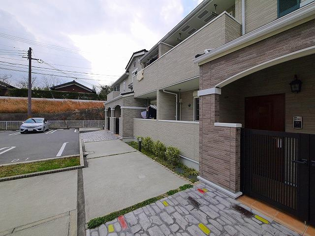 イル　ベラージオ　Ｂのその他共用部分|周囲と一体化するきれいなエントランスです