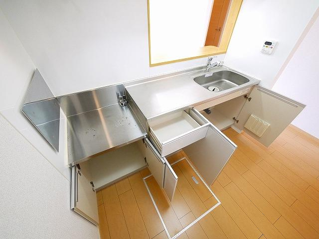 イル　ベラージオ　Ｂのキッチン|コンパクトなキッチンで掃除もラクラク