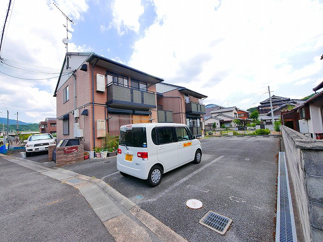 プリシェ加茂の駐車場|車をお持ちの方に嬉しい駐車場付きの物件です