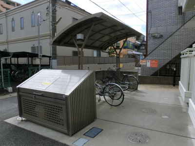 【その他共用部分】 | ラヴァ・フロー | ゴミ置き場とその奥に駐輪場