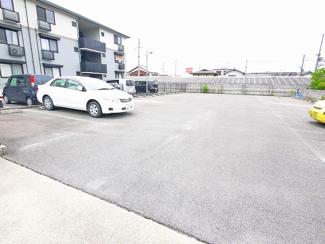 グランドールサンエイの駐車場|車をお持ちの方に嬉しい駐車場付きの物件です