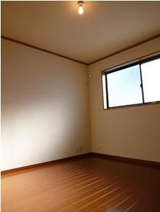 【洋室】 | 西原1丁目戸建 | 各お部屋に窓がついていると、開放感がありますね☆☆