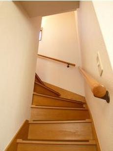 【その他共用部分】 | 西原1丁目戸建 | 2Fに続く階段です♪戸建ならではテンション上がります(o^^o)♪