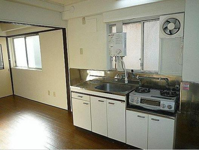 【キッチン】 | 富ヶ谷マンション | 2口ガスコンロが設置されているので、どんどん使って下さい(//∇//)