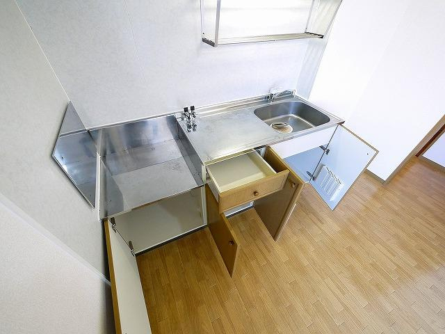 サンリッチのキッチン|収納スペース豊富です