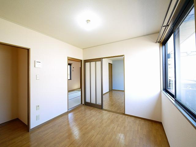 サンリッチの居間・リビング|窓が大きくお部屋も明るいです