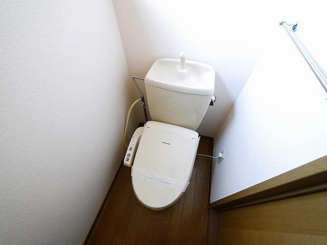 サンリッチのトイレ|トイレには窓があり、採光も良好です