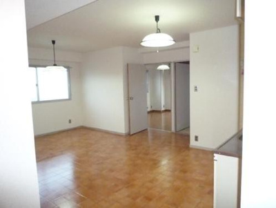 【居間・リビング】 | ハイツ参宮橋 | 窓も付いているので、明るくて嬉しいですね♪