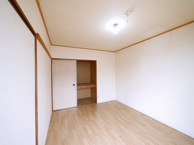 サンコート神殿Ａの寝室|明るい洋室です