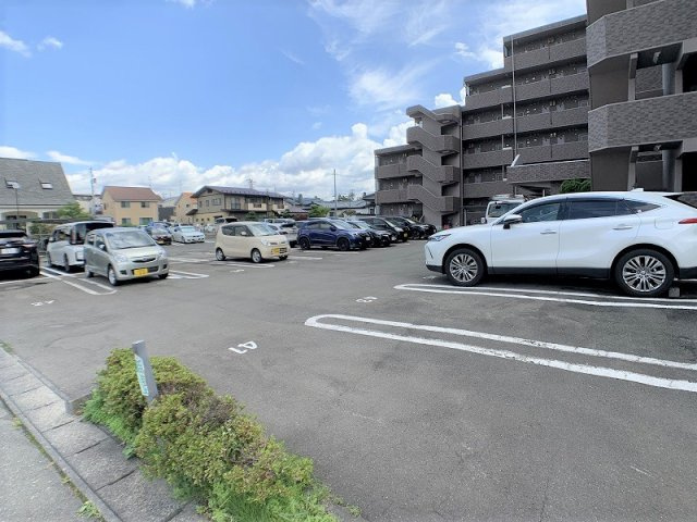 プラザ本町イーストの駐車場