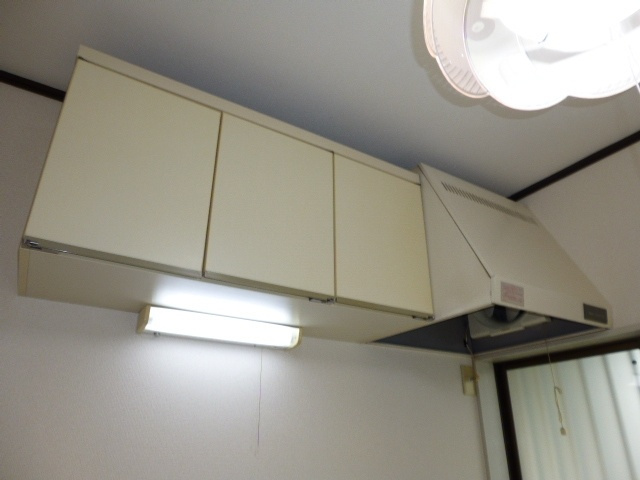 茶屋町エビスコーポのキッチン|キッチン上収納