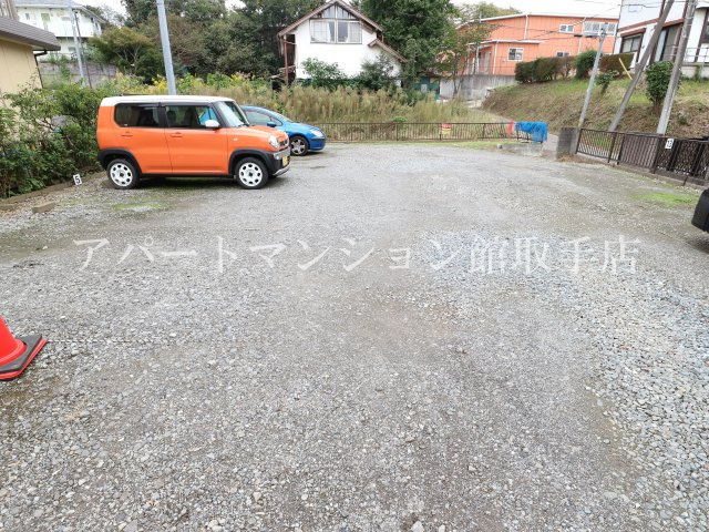 ルネ・ハクサンの駐車場