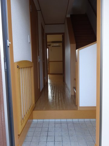 ヴァロリス向中野の玄関