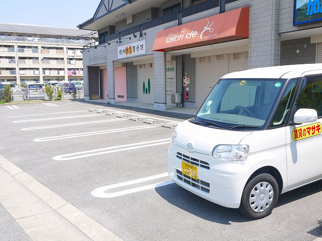 メゾン　ラフィーネ（加茂町駅東）の駐車場