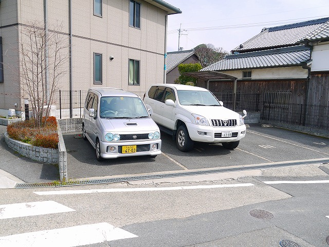モン・ヴェールＣの駐車場|カースペースがあります