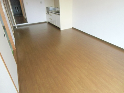 【居間・リビング】 | フローラル岸和田 | 日当たり良好な明るいリビング