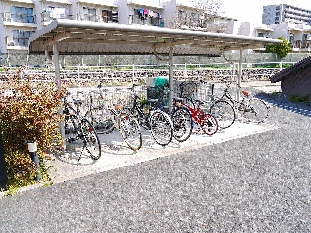 クレストールガーデンKのその他共用部分|自転車置き場