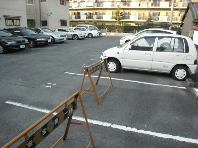 芝辻二モータープールの外観