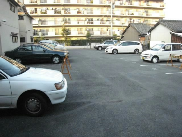 芝辻二モータープールの外観