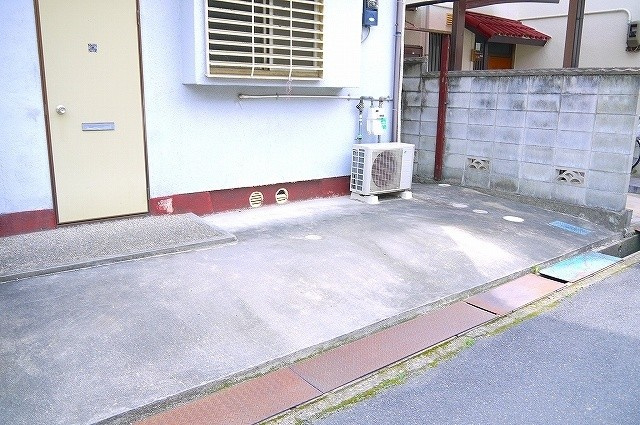 北西町邸の駐車場