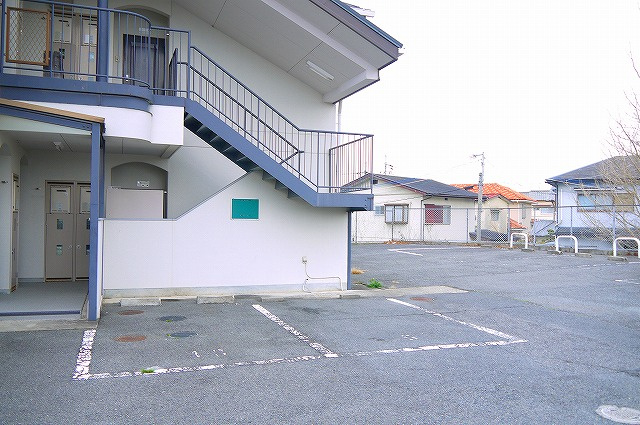 メゾンヒルズ学園前の駐車場