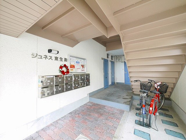 ジュネス東生駒のエントランス|毎日通るエントランスはこのようになっています