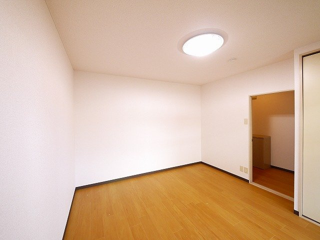 ジュネス東生駒の洋室|スタンダードな洋室です