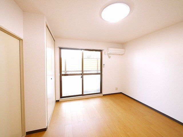 ジュネス東生駒の洋室|コンパクトで使いやすい洋室です