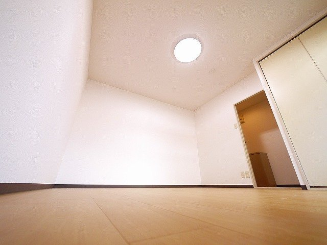 ジュネス東生駒の居間・リビング|使い勝手のいい洋室です