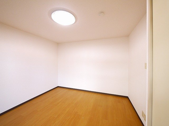 ジュネス東生駒の寝室|ゆったりした洋室です