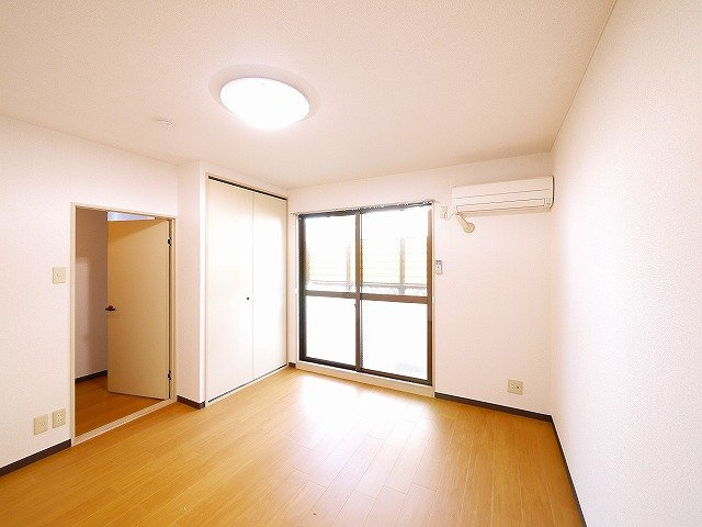 ジュネス東生駒の洋室|落ち着いた色調の洋室です