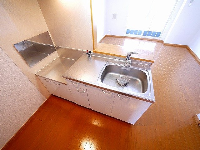 カモミール・西大寺Ａのキッチン|コンパクトなキッチンで掃除もラクラク