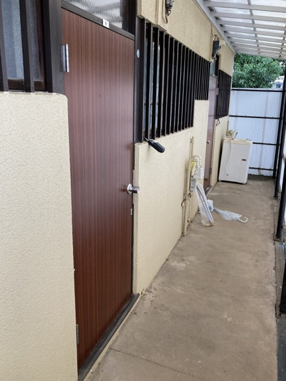 【その他共用部分】 | 洗濯機置き場（給水、電源は窓隙間を通して室内からとってください）