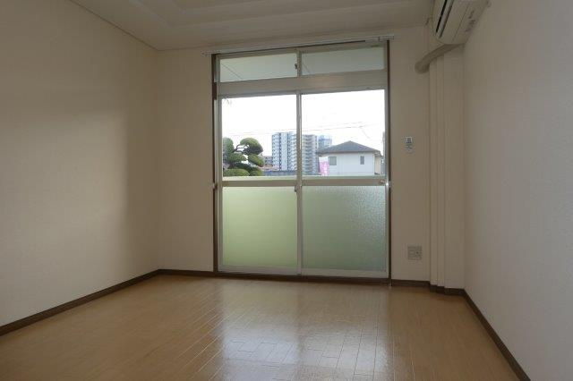 レジデンス松原の居間・リビング|洋室