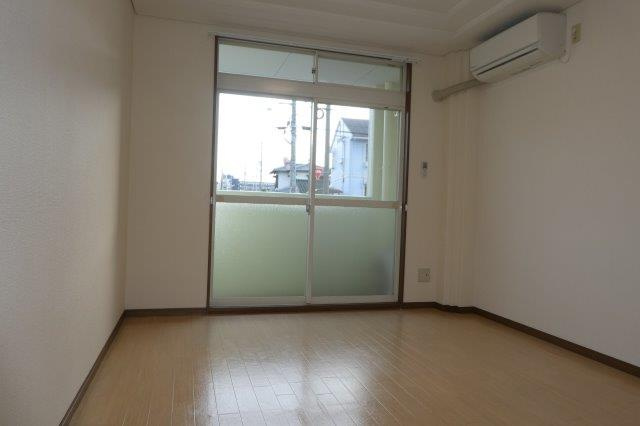 レジデンス松原の洋室