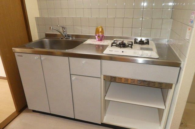 レジデンス松原のキッチン|２口ガスコンロ付きシステムキッチン