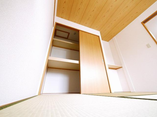 サンクコール朝和　A棟の収納|奥行きのある押入れは収納力抜群です