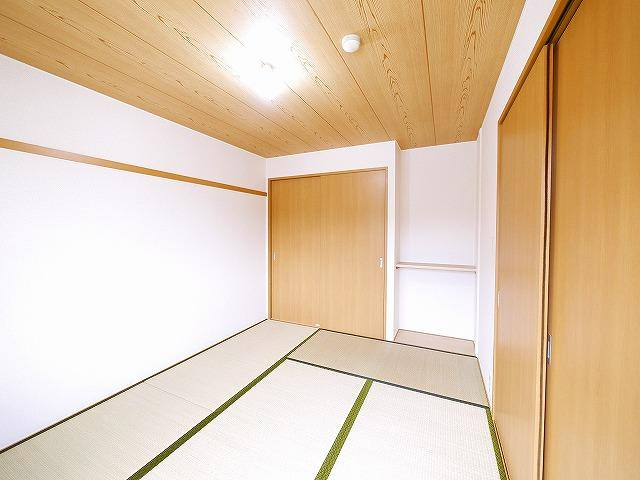 サンクコール朝和　A棟の和室|押入れの横に棚がありますので、雑貨などが飾れます