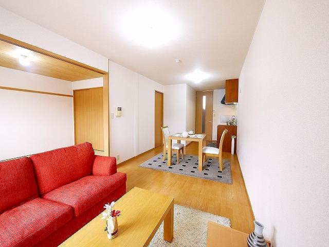 サンクコール朝和　A棟の居間・リビング|和室の扉を収納して、より広々と使うことも可能です
