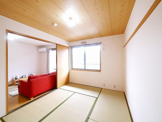 サンクコール朝和　A棟の和室|リビングと一間続きで開放的