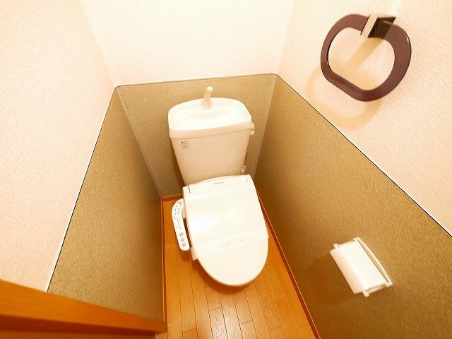 サンクコール朝和　A棟のトイレ|ツートンカラーの壁がオシャレです