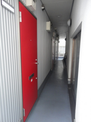 【その他共用部分】 | プレイントゥリーハイツ | おしゃれな赤いドア