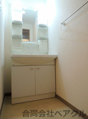 【独立洗面台】 | コーポ伊藤 | 独立洗面台、小物を置くことができて便利です