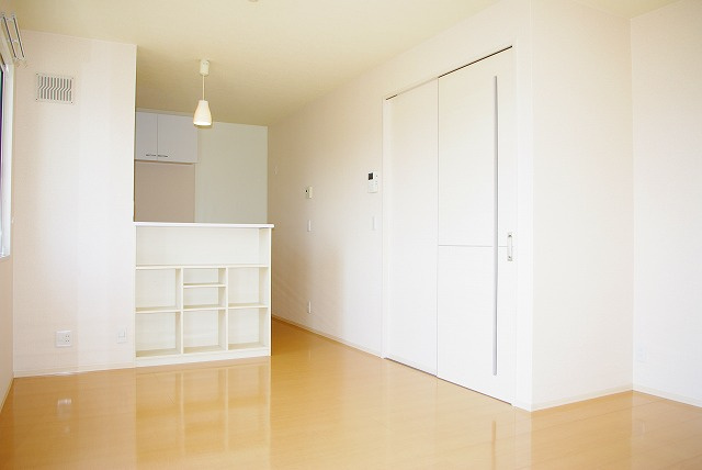ヒルパストラルⅡの居間・リビング|こちらのリビングで趣味の時間をお楽しみください