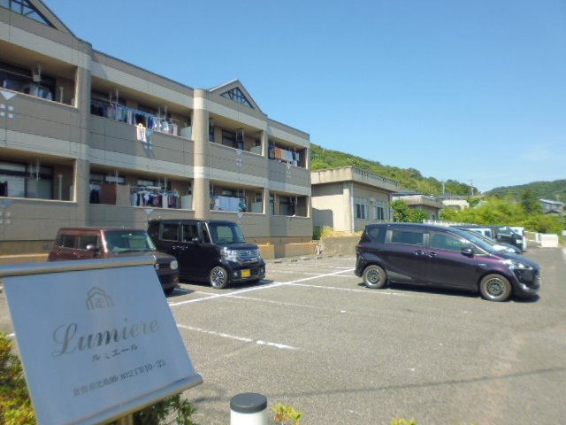 ルミエールの駐車場