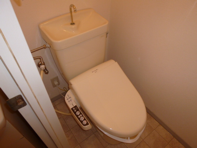 サリネージュ山手Ａのトイレ|シャワー付きトイレ