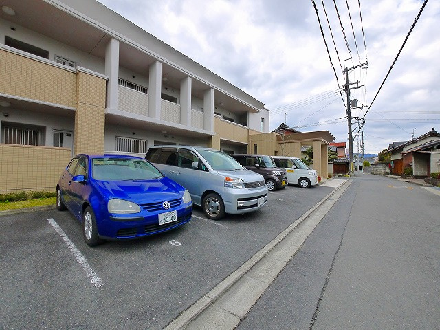 ファミーユ菅原の駐車場